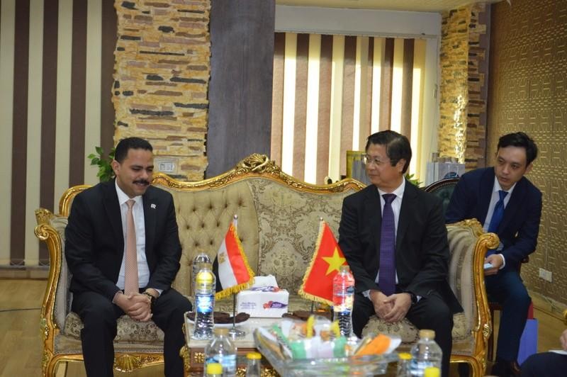 Le chef adjoint de la Commission des relations extérieures du Comité central du Parti, Truong Quang Hoai Nam, et Ashraf Rashad Al-Sharif, premier vice-président et secrétaire général du Parti du futur de la nation de l’Égypte. Photo : VNA.