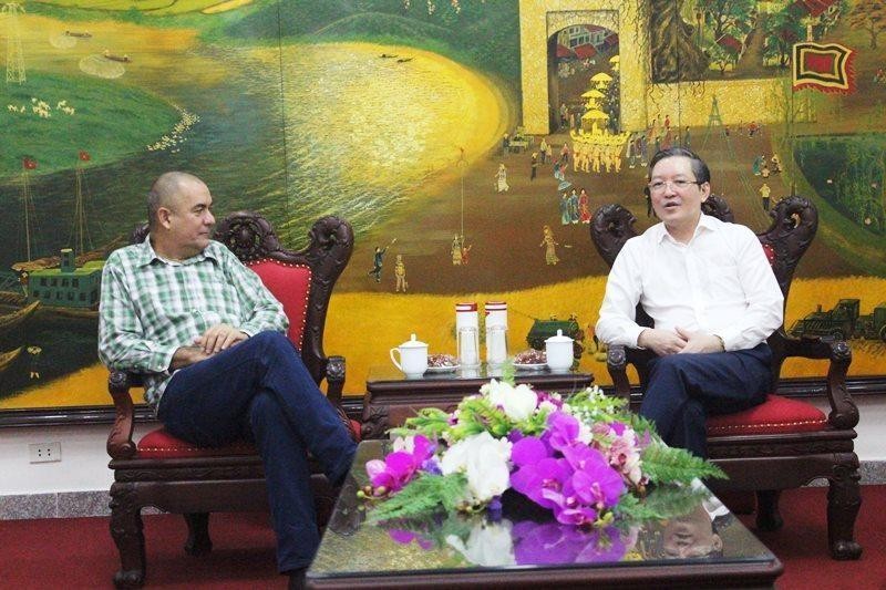 Le président du comité central de l’Association des agriculteurs du Vietnam, Luong Quôc Doan, et le ministre cubain de l’Agriculture, Ydael Rérez Brito. Photo : NDEL.
