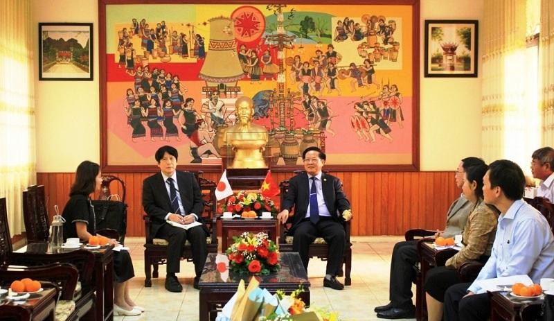 Le président du Comité populaire de Kon Tum, Lê Ngoc Tuân, reçoit le consul général du Japon à Dà Nang, Yakabe Yoshinori. Photo : thoidai.com.vn