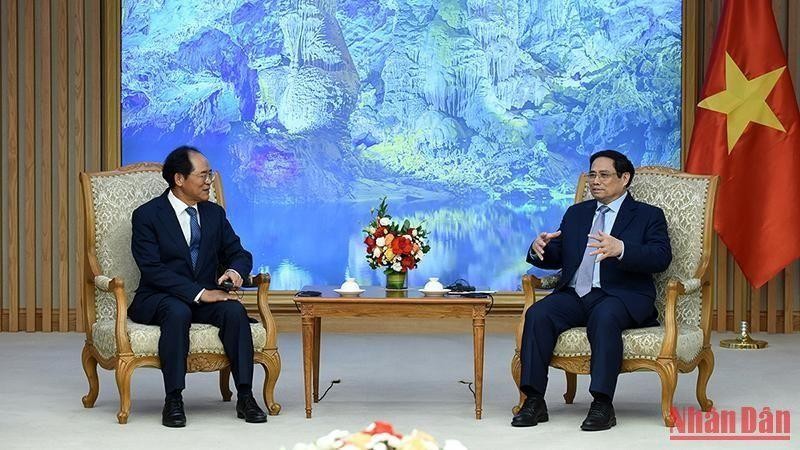 Le Premier ministre Pham Minh Chinh (à droite) et l’ambassadeur de la République de Corée au Vietnam Park Noh Wan. 