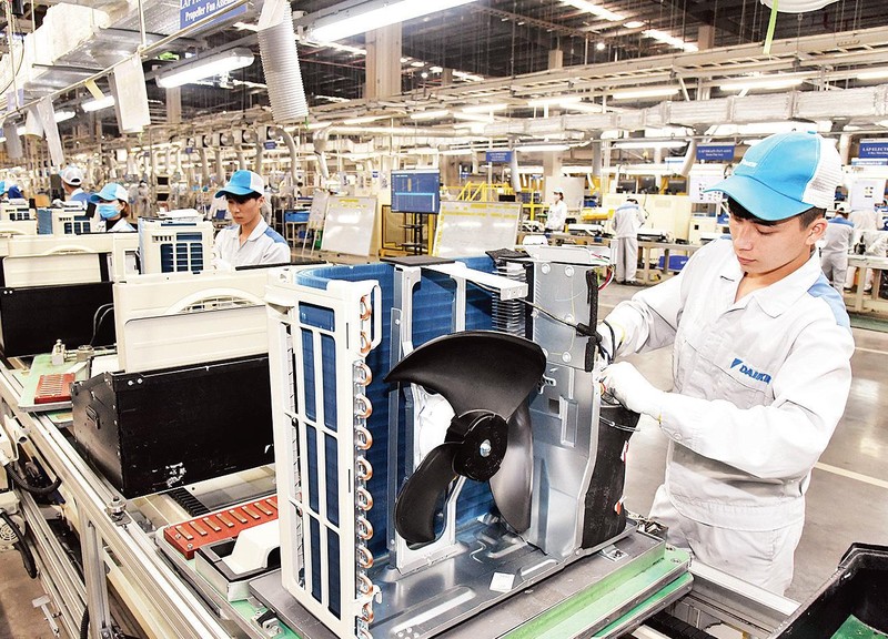 Les travailleurs assemblent des climatiseurs sur la chaîne de production dans une usine de Daikin Vietnam. Photo : Dang Minh/NDEL.