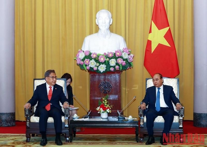 Le Président Nguyên Xuân Phuc (à droite) reçoit le ministre sud-coréen des Affaires étrangères, Park Jin. Photo : VNA.