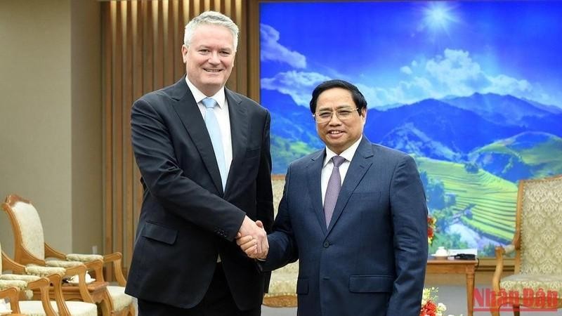 Le Premier ministre, Pham Minh Chinh (à droite), et le Secrétaire général de l'OCDE, Mathias Cormann. Photo : VNA.