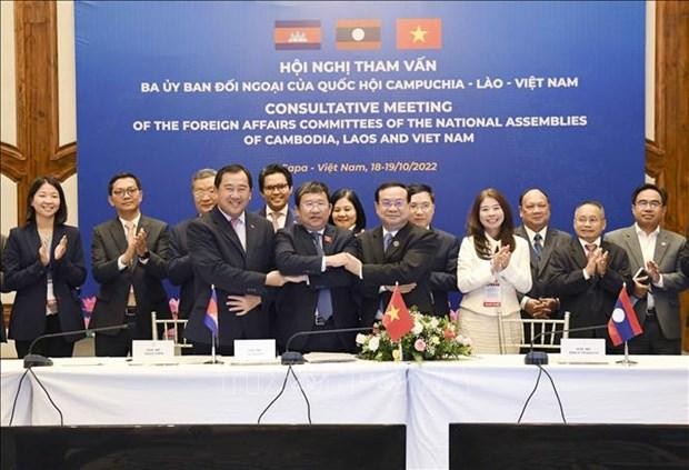 Trois présidents des Commissions des relations extérieures de l'AN du Cambodge, du Laos et du Vietnam signent le procès-verbal de la conférence. Photo: VNA 
