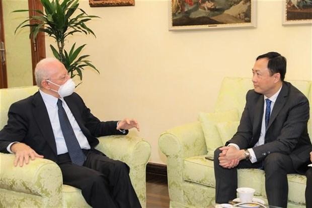 L'ambassadeur vietnamien en Italie Duong Hai Hung (droite) rencontre le président de la région de Campanie, Vincenzo de Luca. Photo : VNA