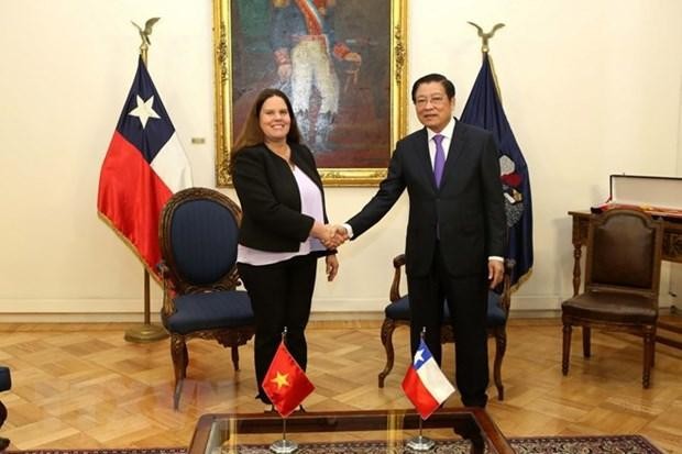 Phan Dinh Trac (droite) et la ministre de la Défense Maya Fernández Allende. Photo : VNA