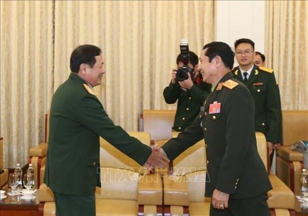 Le vice-ministre de la Défense Le Huy Vinh (gauche) et le président du Bureau du ministère lao de la Défense, Saichay Kommasith, le 24 octobre à Hanoï. Photo : VNA.