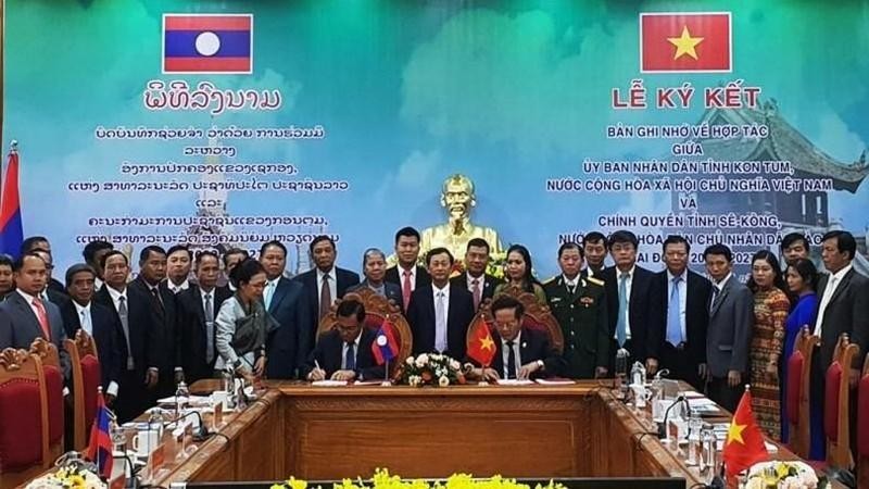 Les provinces de Kon Tum et Sekong signent le mémorandum d’entente sur la coopération pour la période 2022 - 2027. Photo : NDEL.