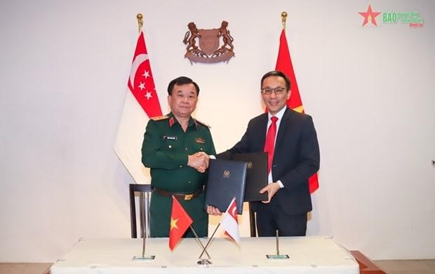 Le général de corps d’armée Hoàng Xuân Chiên, vice-ministre vietnamien de la Défense, et Chan Heng Kee, secrétaire permanent à la Défense de Singapour. Photo : QDND.