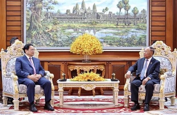 Le Premier ministre vietnamien Pham Minh Chinh (à gauche) et le Président de l’Assemblée nationale cambodgienne, Heng Samrin. Photo : VNA.