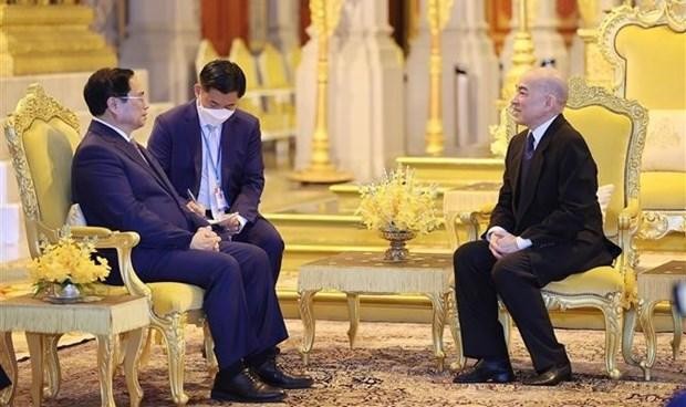 Le Premier ministre vietnamien Pham Minh Chinh (gauche) et le Roi du Cambodge Norodom Sihamoni. Photo : VNA