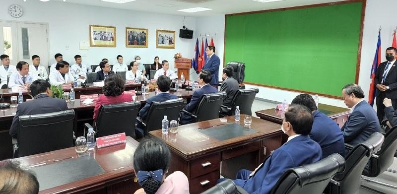 Le Premier ministre prend la parole lors de la rencontre avec les responsable de l'hôpital Cho Rây-Phnom Penh. Photo : VOV. 