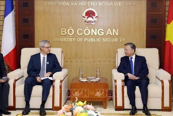Le général Tô Lâm, ministre de la Sécurité publique (droite) et Nicolas Warnery, ambassadeur de France au Vietnam. Photo : VNA.