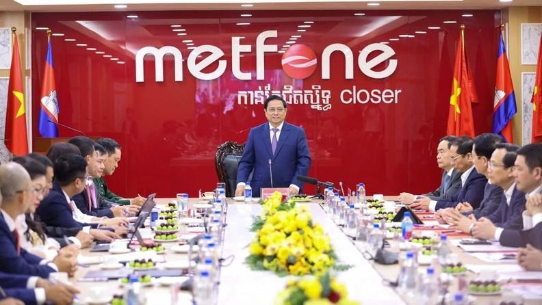 Le Premier ministre Pham Minh Chinh travaille avec les dirigeants de Metfone. Photo : VNA.