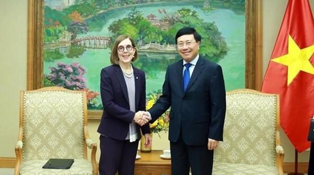 Le Vice-Premier ministre permanent Pham Binh Minh et la gouverneure de l'Oregon (États-Unis), Katherine Brown. Photo : VNA.