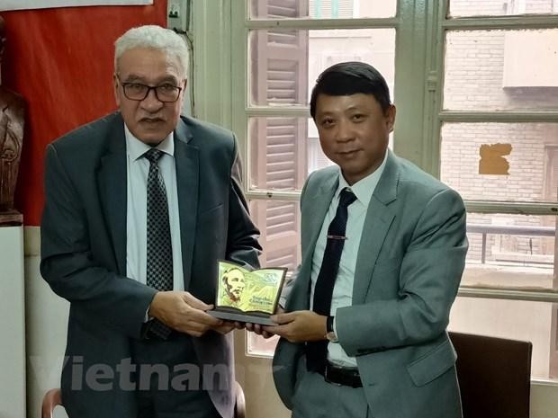 Le professeur associé, le Dr Nguyên Ngoc Hà (à droite), rédacteur en chef adjoint de la Revue Communiste et le secrétaire général du Parti communiste égyptien, Salah Adly. Photo : VNA.