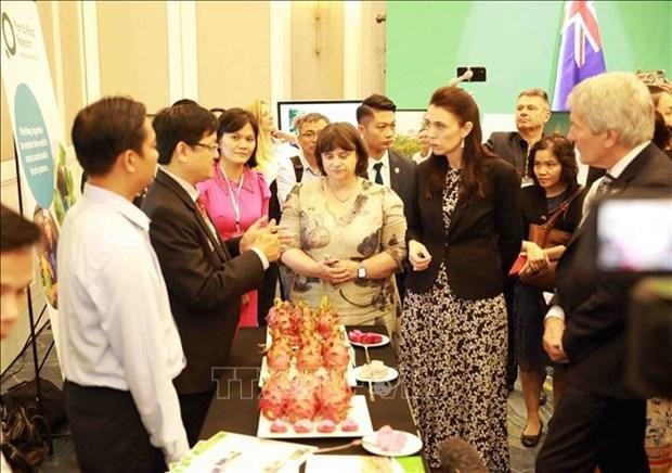 La Première ministre néo-zélandaise Jacinda Ardern au stand de produits vietnamiens lors de AgriConnectioNZ. Photo : VNA.