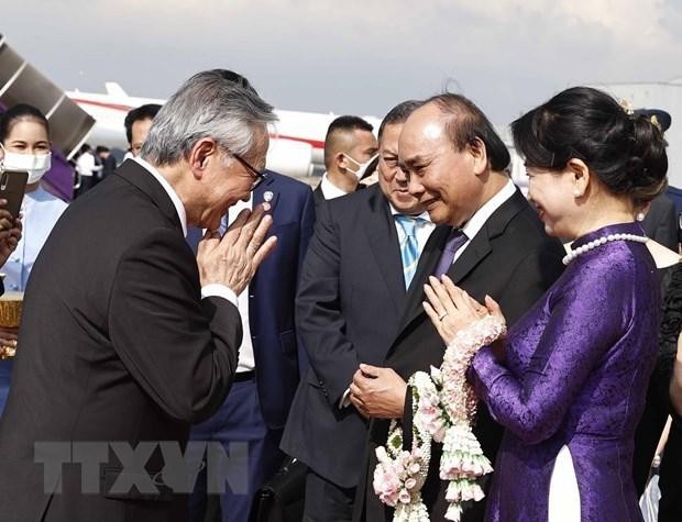 Le Président Nguyên Xuân Phuc et son épouse et une délégation de haut rang du Vietnam quittent la Thaïlande, terminant la visite officielle dans le pays et la participation à la 29e réunion des dirigeants économiques de l’APEC. Photo : VNA