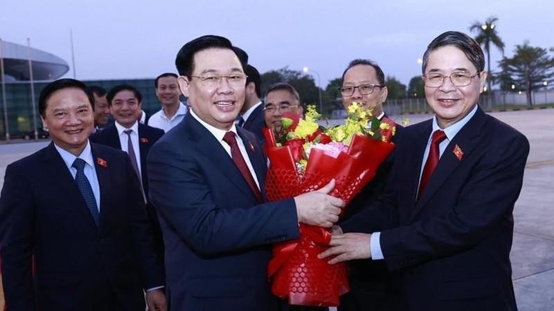 Le Président de l'AN Vuong Dinh Hue quitte Hanoï pour le Cambodge. Photo : VNA.