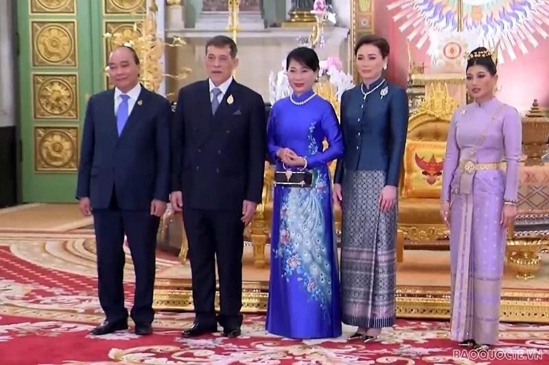 Le Président Nguyên Xuân Phuc et son épouse ont eu une entrevue le 18 novembre avec le Roi Maha Vajiralongkorn et la Reine de Thaïlande. Photo : VNA. 