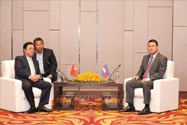 Le ministre de l'Agriculture et du Développement rural Le Minh Hoan (gauche) et le ministre de l'Agriculture, des Forêts et de la Pêche Dith Tina.