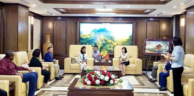 La secrétaire adjointe du Comité provincial du Parti de Quang Ninh, Trinh Thi Minh Thanh, reçoit la délégation du journal Granma. Photo : NDEL.