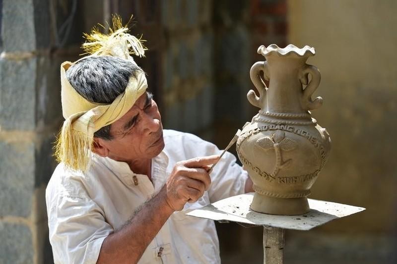 Les poteries cham sont fabriquées entièrement à la main, au lieu d’utiliser un tour de potier, tournent à reculons autour de la pièce placée sur un socle fixe pour lui donner sa forme. Photo : VNA.