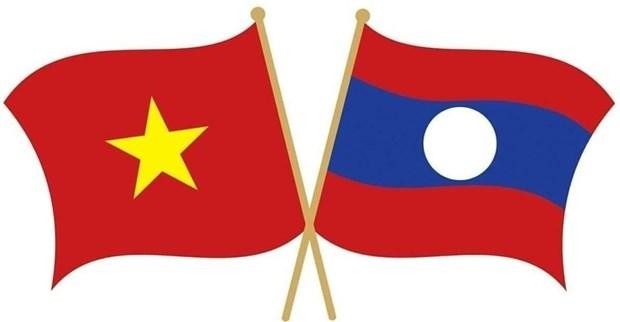 Drapeaux nationaux du Vietnam et du Laos. Photo: NDEL
