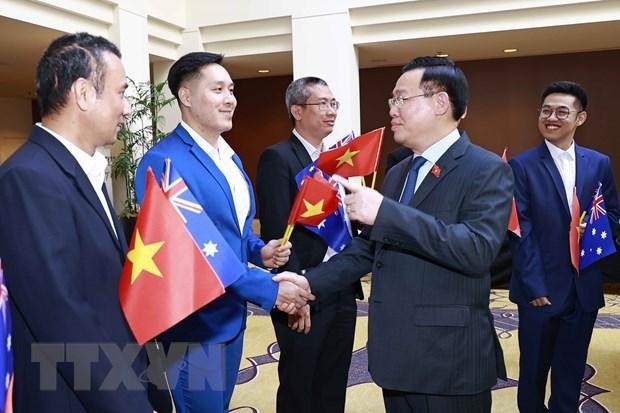 Le Président de l’Assemblée nationale du Vietnam Vuong Dinh Huê avec des compatriotes vietnamiens résidant en Australie. Photo : VNA.