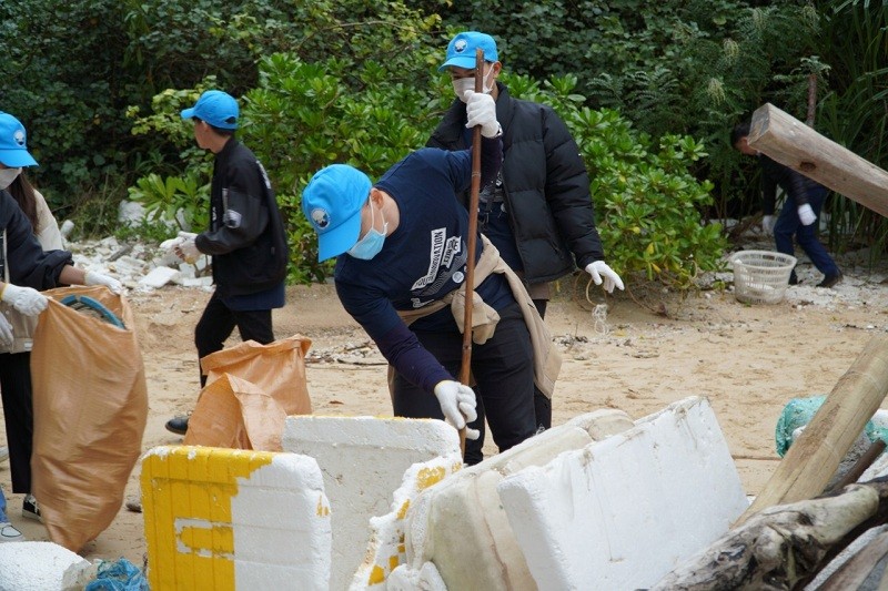 Les bénévoles collectent les déchets dans la réserve de biosphère de Cat Bà. Photo : thoidai.com.vn