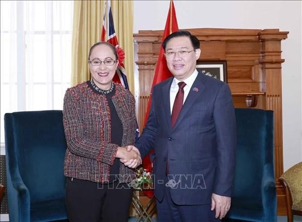 Le Président de l'Assemblée nationale du Vietnam Vuong Dinh Huê et la Présidente adjointe de la Chambre des représentants de la Nouvelle-Zélande et présidente de la commission parlementaire des affaires étrangères, de la défense et du commerce Jenny Salesa. Photo : VNA