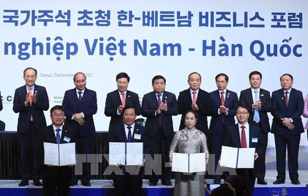 Le Président Nguyên Xuân Phuc assiste à la cérémonie de signature de 15 accords de coopération. Photo : VNA.