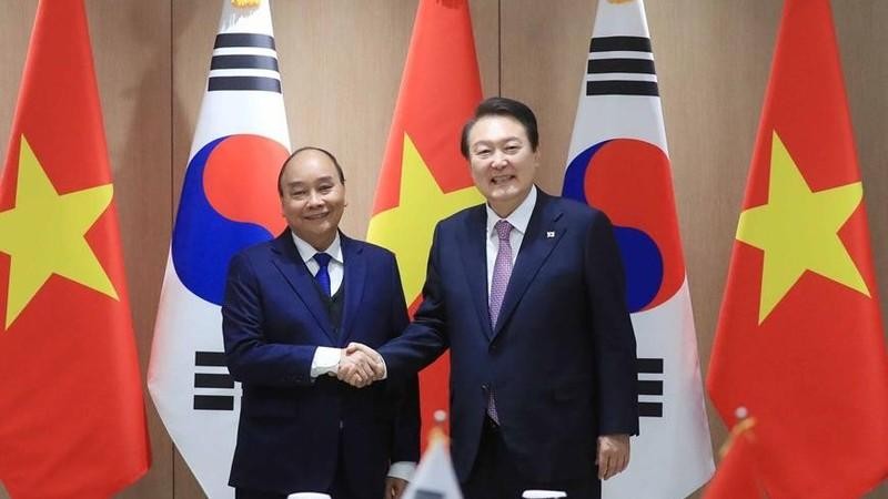 Le Président vietnamien Nguyên Xuân Phuc (à gauche) et le Président sud-coréen Yoon Suk-yeol se serrant la main lors de leur entretien à Séoul, le 5 décembre. Photo : VNA.