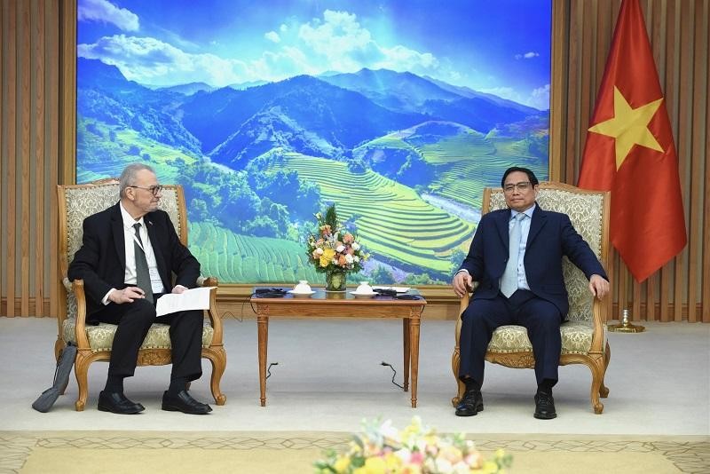 Le Premier ministre Pham Minh Chinh (à droite) recevant l’ancien ambassadeur américain au Vietnam Michael Michalak, vice-président principal et directeur général régional de l’USABC, Michael Michalak et la délégation de l'USABC Photo : Tran Hai/NDEL.
