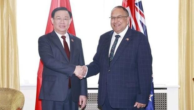 Le Président de l’Assemblée nationale du Vietnam, Vuong Dinh Huê (à gauche), et le Président de la Chambre des Représentants de Nouvelle-Zélande, Adrian Rurawh, à Wellington, le 6 décembre. Photo : VNA.