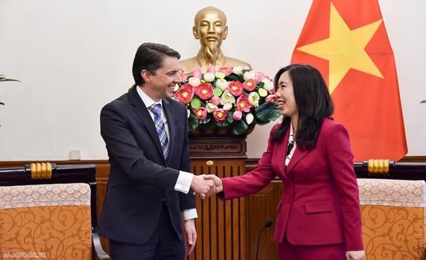 La vice-ministre Lê Thi Thu Hang et son homologue tchèque Jiri Kozak en visite de travail de deux jours au Vietnam. Photo : VNA.