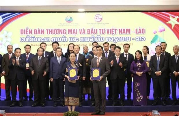 Cérémonie d'échange des accords de coopération entre les entreprises vietnamiennes et lao lors du forum. Photo : VNA.