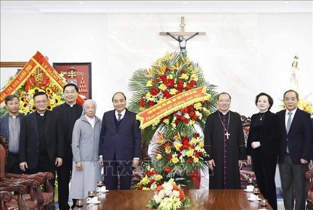 Le chef de l'État Nguyên Xuân Phuc visite l'archidiocèse de Hanoï à l'occasion de Noël et du Nouvel An 2023. Photo : VNA