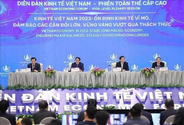 Le Premier ministre Pham Minh Chinh (2e à gauche) préside la session plénière du 5e Forum économique du Vietnam tenue le 17 décembre à Hanoi. Photo : VNA