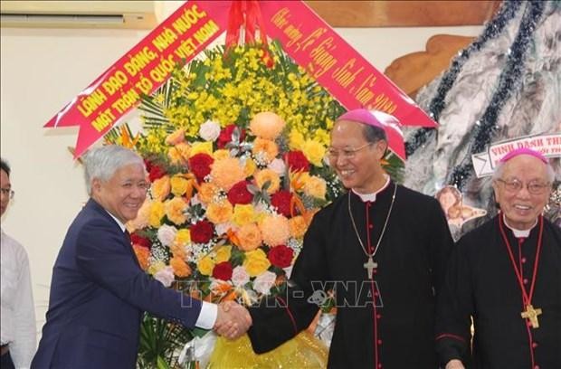 Le secrétaire du Comité central du Parti et président du Comité central du FPV Dô Van Chiên (à gauche) lors de la visite au diocèse de Xuân Lôc, dans la ville de Long Khanh, province de Dông Nai (Sud). Photo: VNA