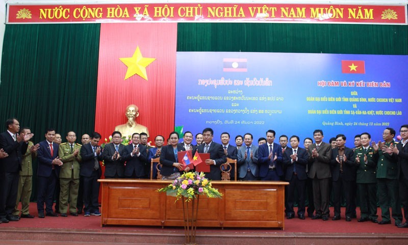 Signature du procès-verbal de coopération entre Quang Binh et Savannakhet. Photo : thoidai.com.vn