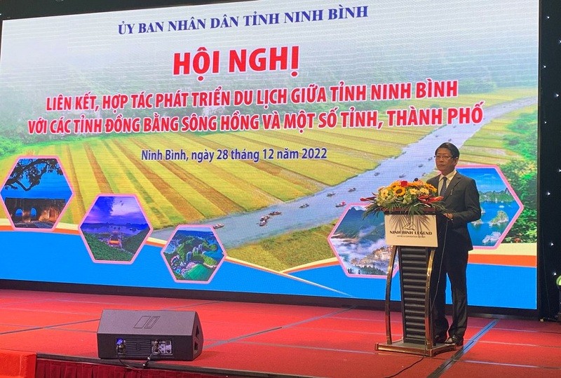 Le président du Comité populaire de la province de Ninh Binh, Trân Song Tùng, prend la parole lors de la réunion. Photo : Bnews.