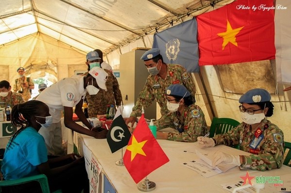 Des médecins vietnamiens mènent des examens médicaux d'un patient infecté par le sida au Soudan du Sud. Photo : quandoinhandan.