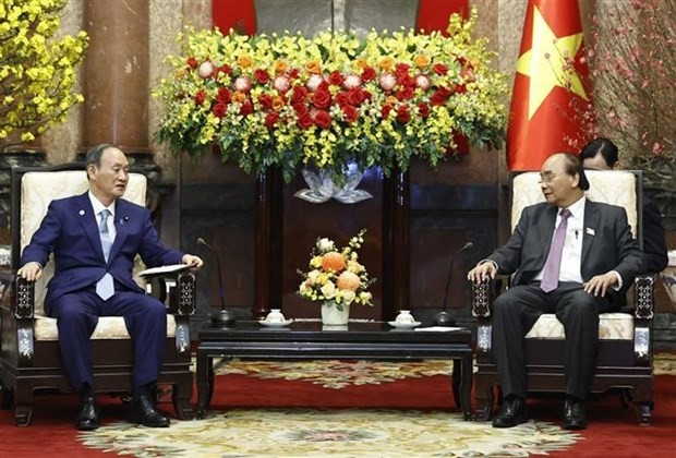 Le Président Nguyên Xuân Phuc (à droite) avec l’ancien Premier ministre japonais Suga Yoshihide, à Hanoi, le 9 janvier. Photo : VNA.