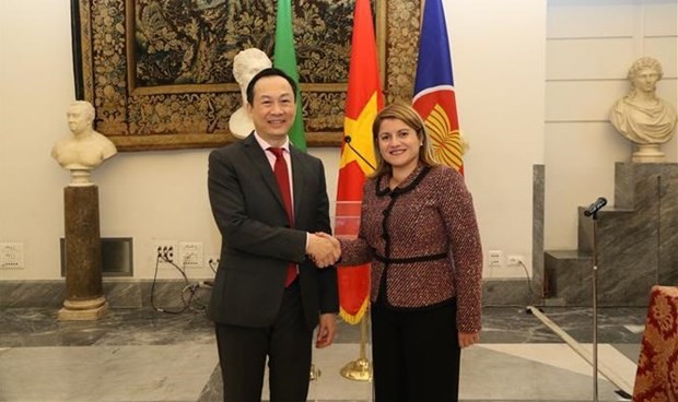 L’ambassadeur du Vietnam en Italie Duong Hai Hung et la vice-ministre italienne des Affaires étrangères, Maria Tripodi. Photo : VNA