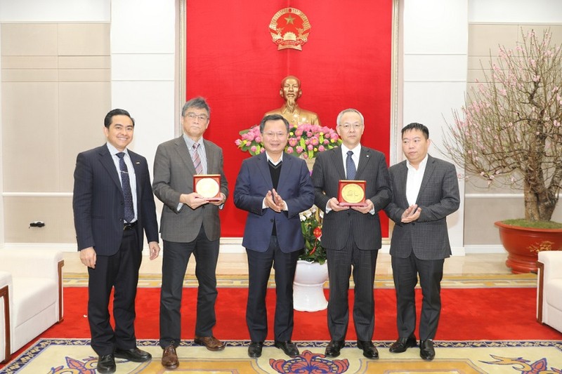 Le responsable de Quang Ninh, Cao Tuong Huy et des investisseurs japonais. Photo : baodautu.