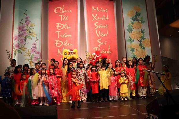 Un chant des enfants vietnamiens de Belgique inaugure le programme du Têt. Photo : Huong Giang/VNA