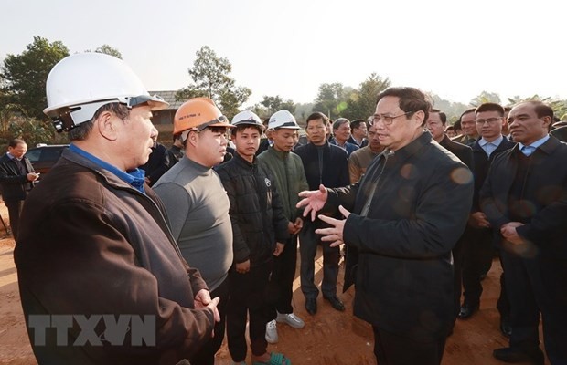 Le Premier ministre Pham Minh Chinh est allé inspecter le chantier du projet d'autoroute Tuyên Quang - Phu Tho. Photo : VNA.