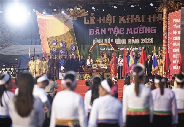 La cérémonie d'ouverture de la fête Khai ha (descente au champ) 2023 dans la province de Hoa Binh. Photo : VNA.