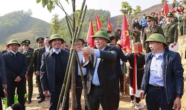 Le Président de l’Assemblée nationale Vuong Dinh Huê plantant un arbre dans la commune de Chân Son, province de Tuyên Quang, le 30 janvier. Photo : VNA.